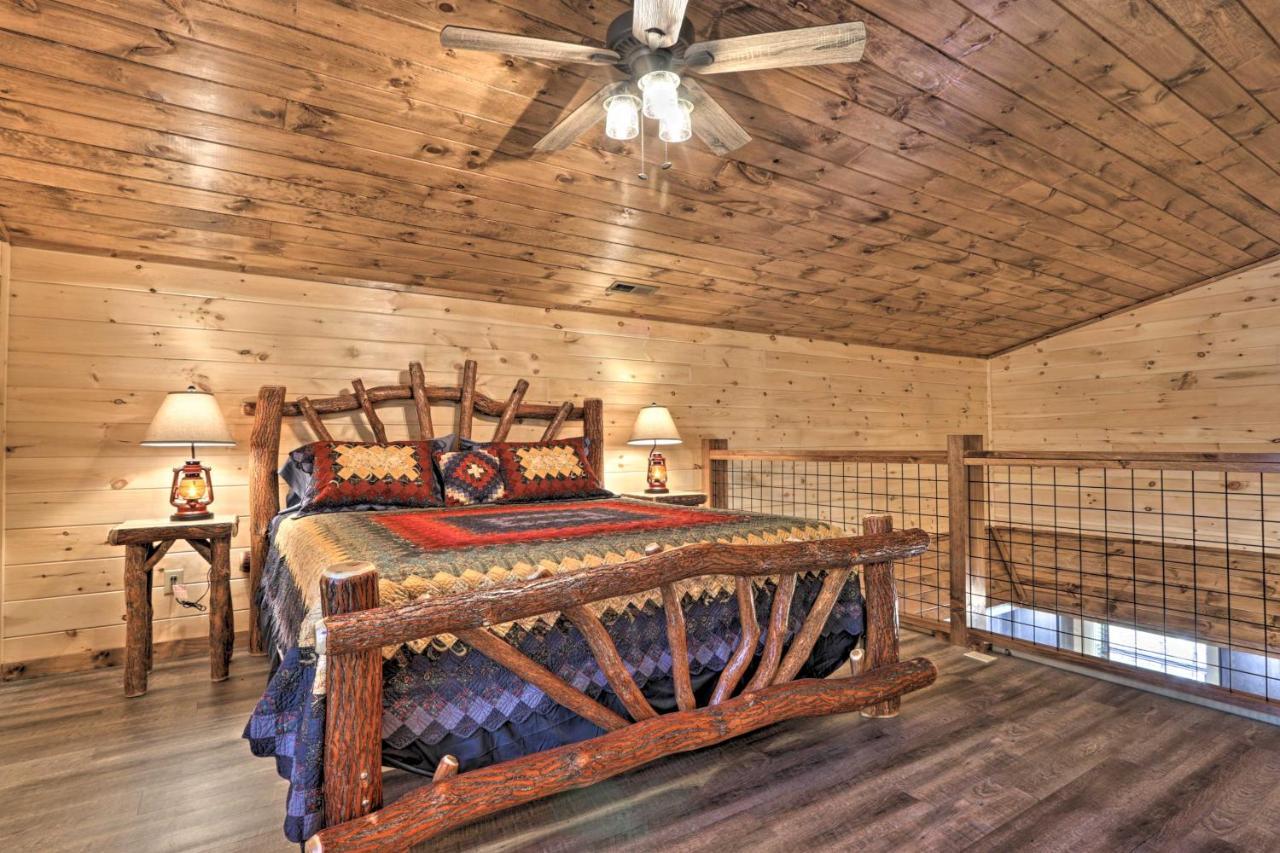 With Hot Tub 1 Mi To Parkway Holiday home Pigeon Forge