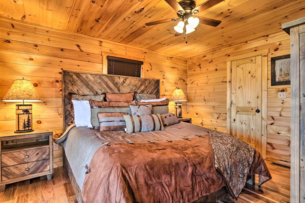 Luxe With Hot Tub, Theater, Pool Table, Arcade Holiday home Pigeon Forge