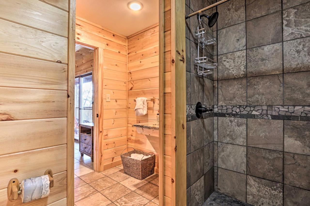 Holiday home Luxe With Hot Tub, Theater, Pool Table, Arcade