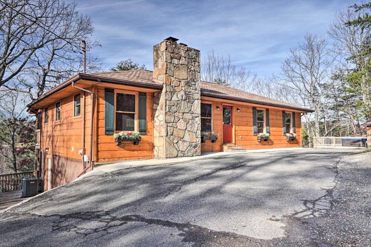 Luxe With Hot Tub, Theater, Pool Table, Arcade Pigeon Forge