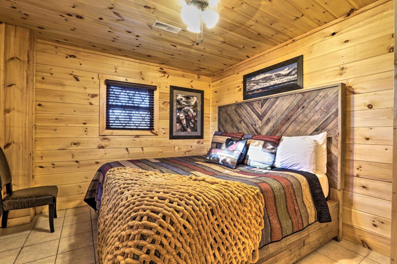 Luxe With Hot Tub, Theater, Pool Table, Arcade Holiday home *