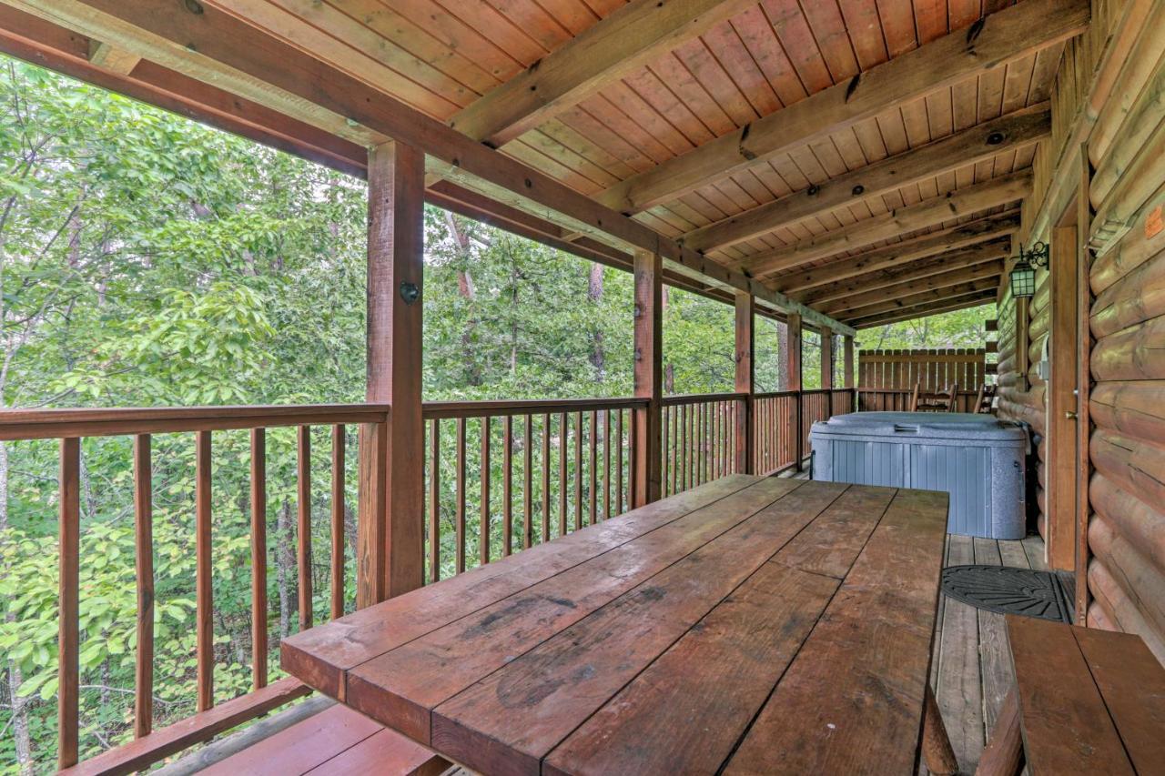 With Deck And Fireplace Less Than 3 Mi To Dollywood! Holiday home Pigeon Forge