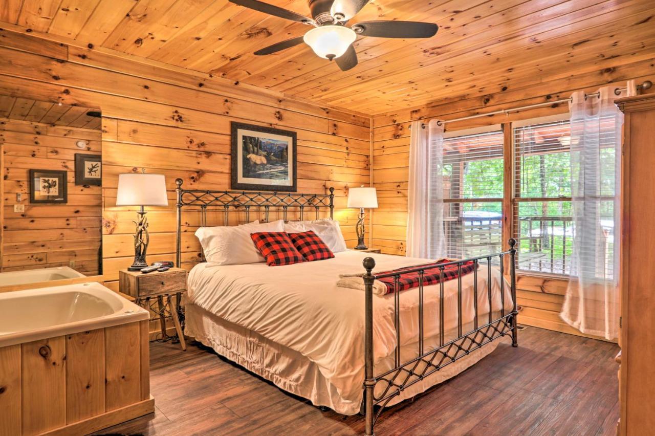 With Deck And Fireplace Less Than 3 Mi To Dollywood! Holiday home *