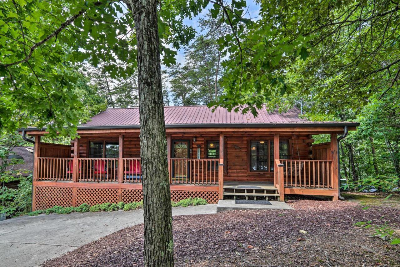 Holiday home With Deck And Fireplace Less Than 3 Mi To Dollywood!