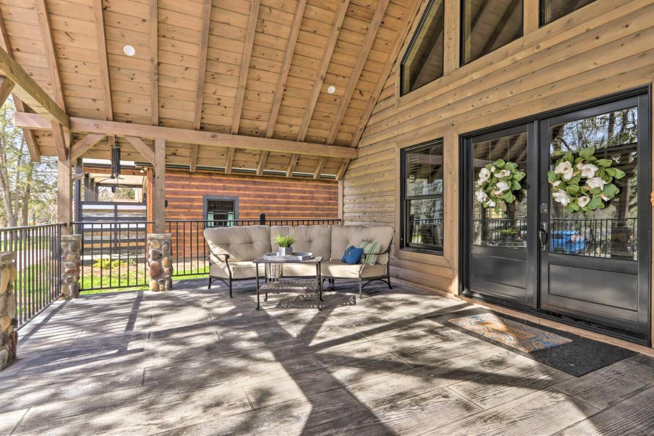 Riverfront With Hot Tub - 3 Miles To Dollywood Holiday home *