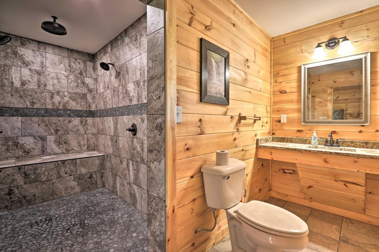 Luxe With Hot Tub, Theater, Pool Table, Arcade Holiday home Pigeon Forge