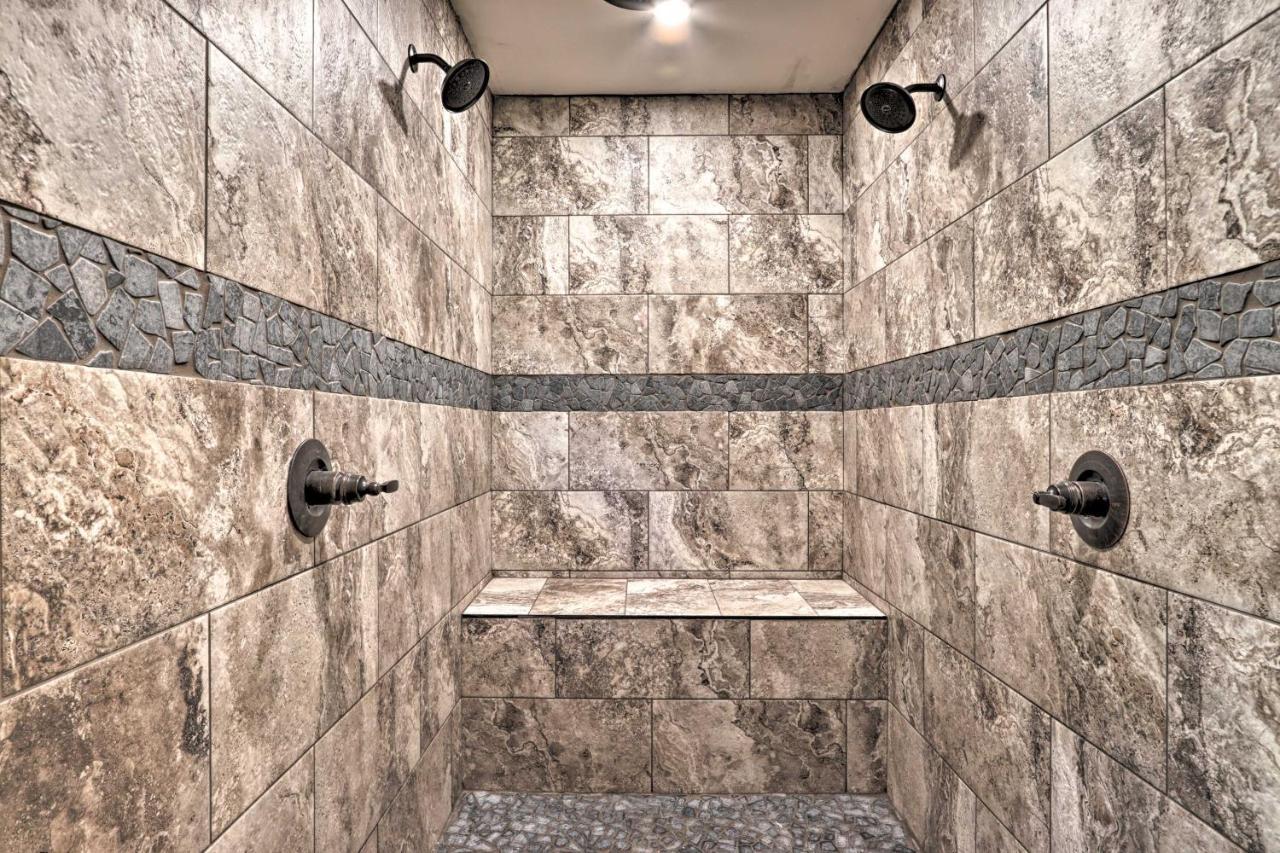 Holiday home Luxe With Hot Tub, Theater, Pool Table, Arcade