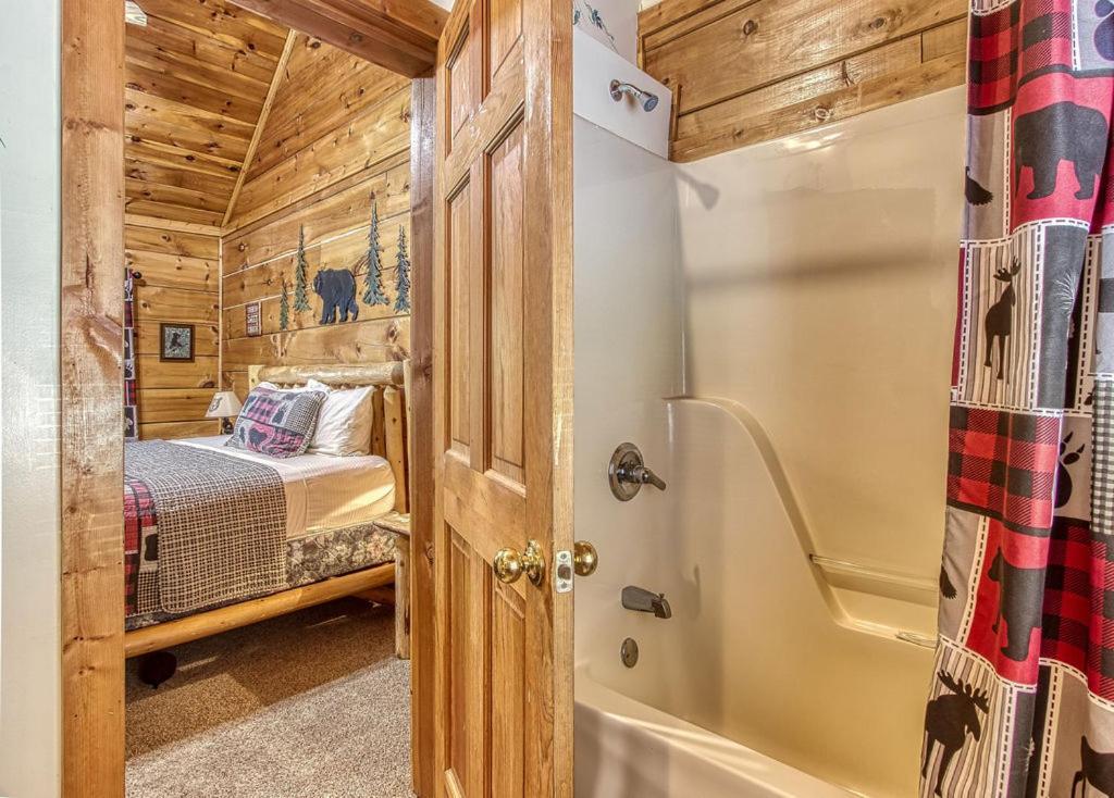 Holiday home Another Day In Bearadise- 1089 Of Free Attraction Tickets For Each Paid Day, Dollywood And More! *