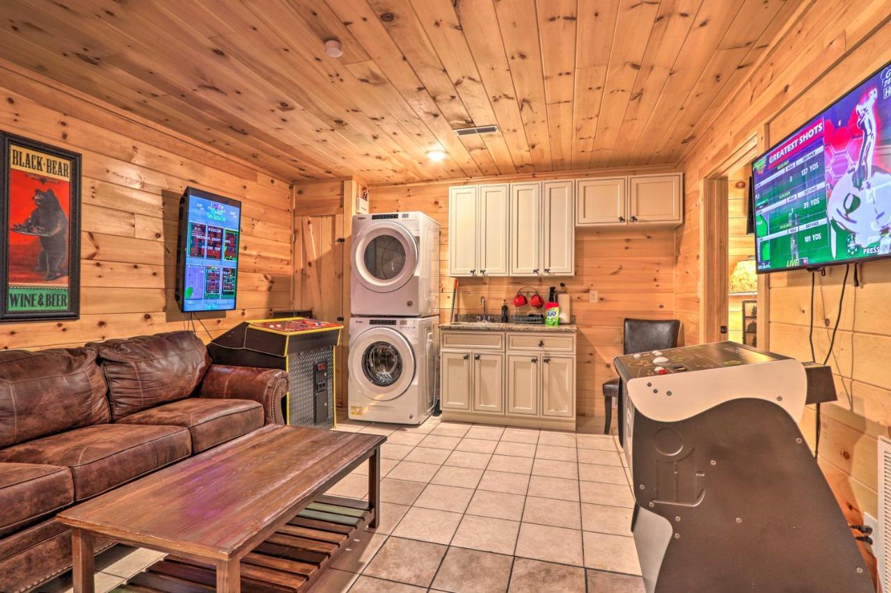 Holiday home Luxe With Hot Tub, Theater, Pool Table, Arcade *