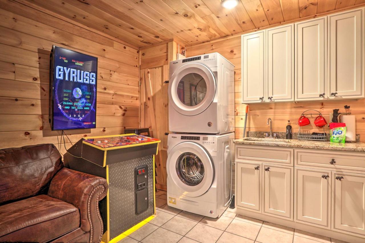 Holiday home Luxe With Hot Tub, Theater, Pool Table, Arcade Pigeon Forge