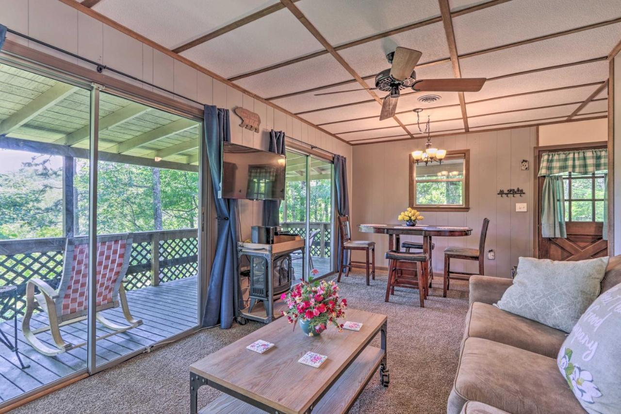 Peaceful Pigeon Forge Cabin With Fire Pit! Holiday home