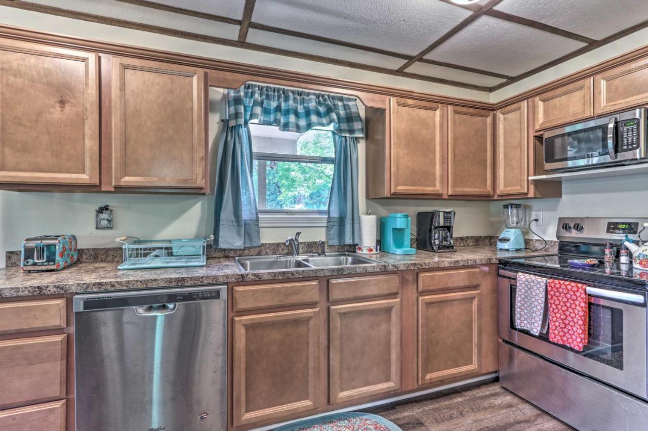 Peaceful Pigeon Forge Cabin With Fire Pit!