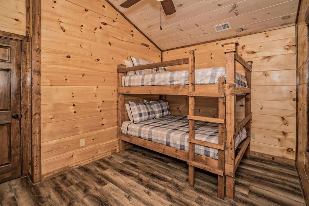 Shelter Me - 5 Miles To Dollywood , Hot Tub, Wi-fi, Game *