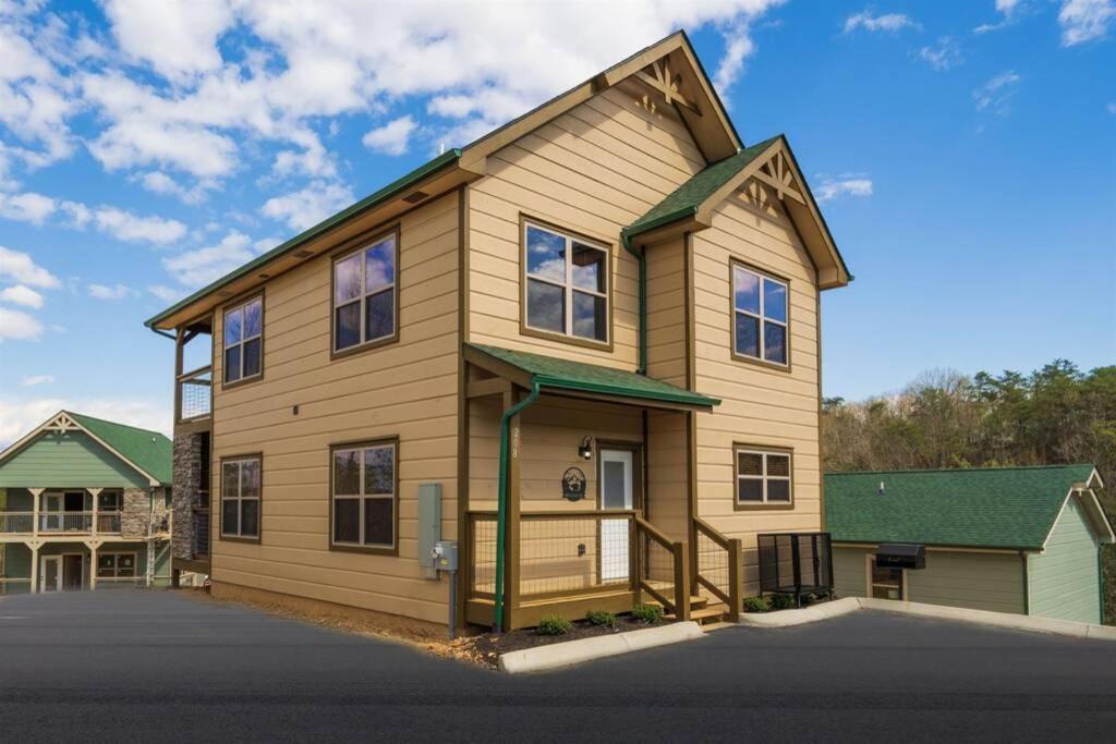 Shelter Me - 5 Miles To Dollywood , Hot Tub, Wi-fi, Game