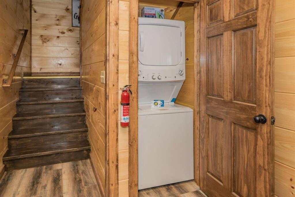 Shelter Me - 5 Miles To Dollywood , Hot Tub, Wi-fi, Game