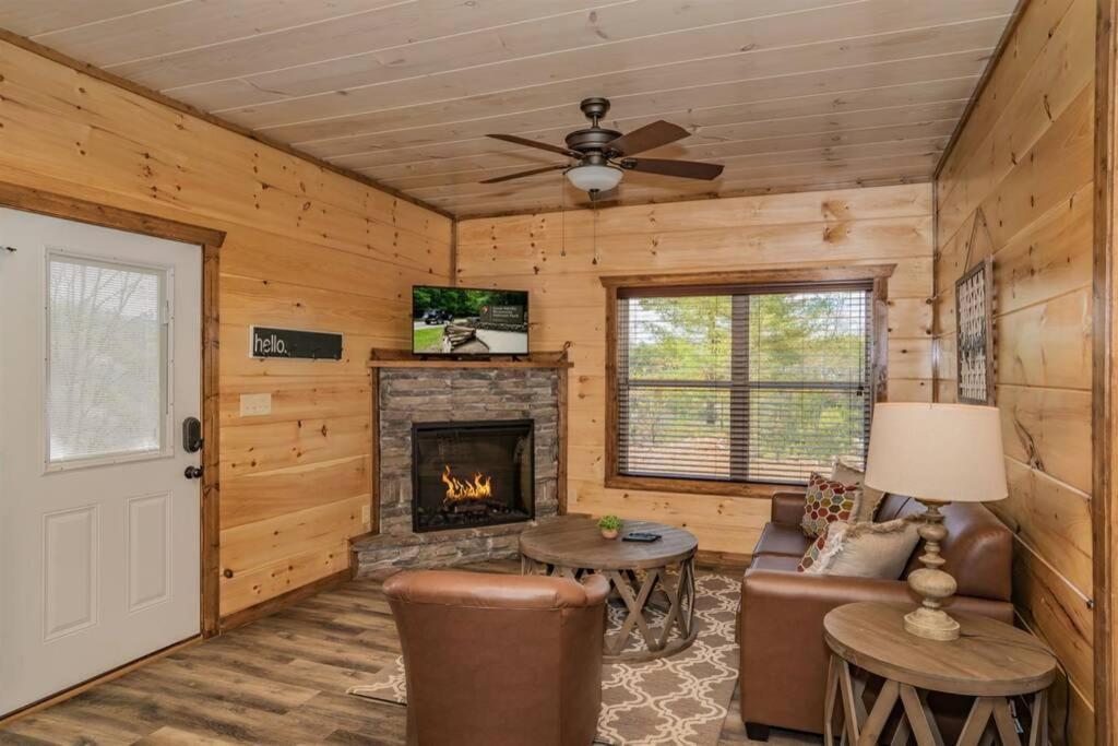 Shelter Me - 5 Miles To Dollywood , Hot Tub, Wi-fi, Game *