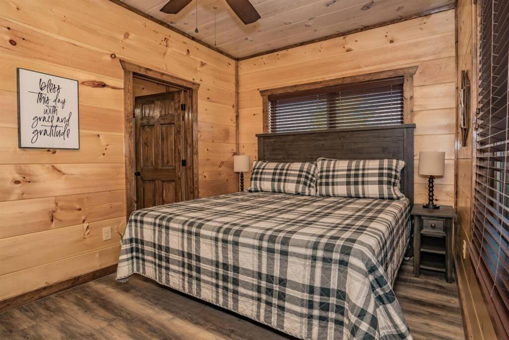 Shelter Me - 5 Miles To Dollywood , Hot Tub, Wi-fi, Game Holiday home Pigeon Forge