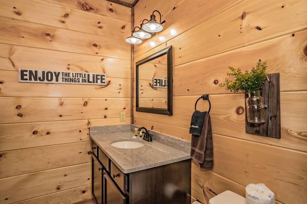 Shelter Me - 5 Miles To Dollywood , Hot Tub, Wi-fi, Game Holiday home Pigeon Forge
