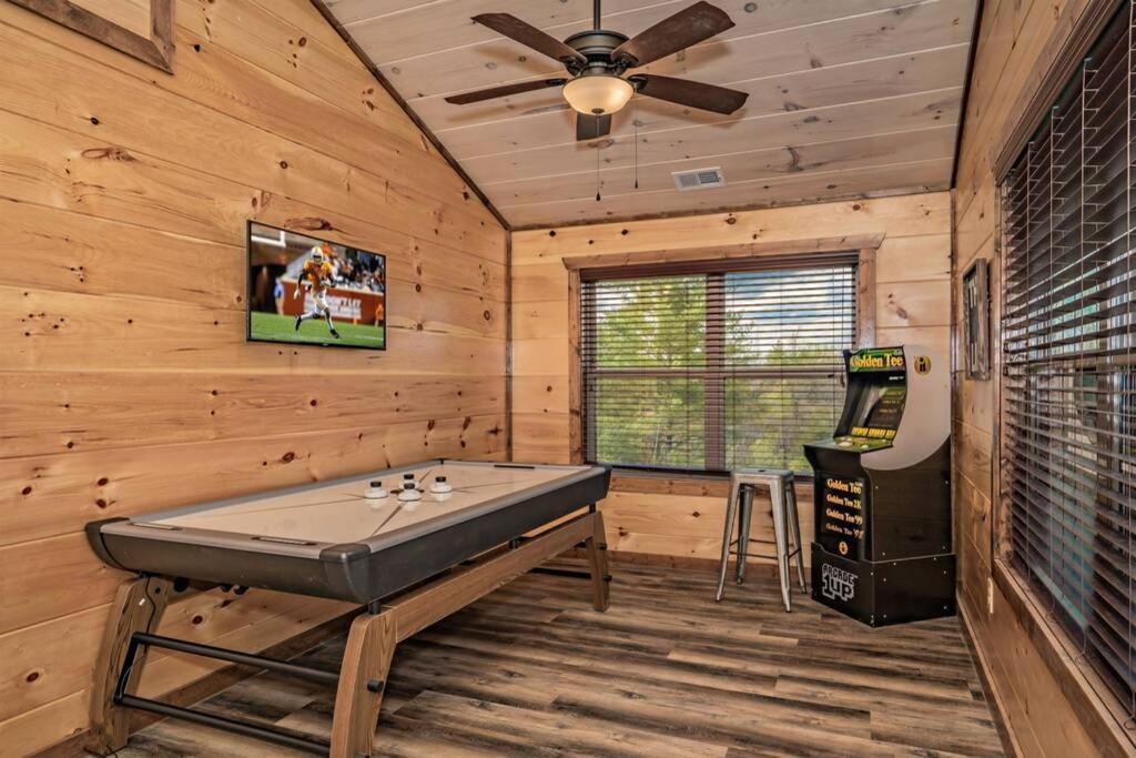 Shelter Me - 5 Miles To Dollywood , Hot Tub, Wi-fi, Game Pigeon Forge