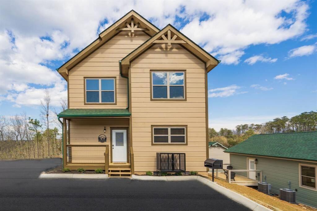 Shelter Me - 5 Miles To Dollywood , Hot Tub, Wi-fi, Game Holiday home *