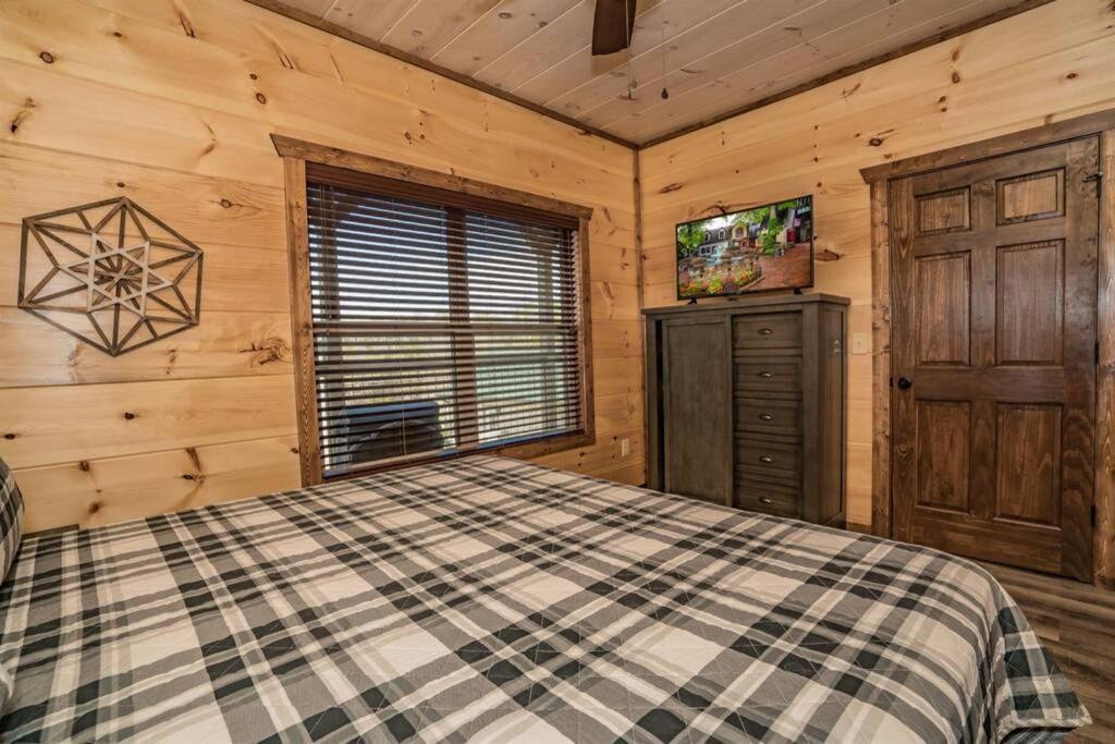 Holiday home Shelter Me - 5 Miles To Dollywood , Hot Tub, Wi-fi, Game Pigeon Forge