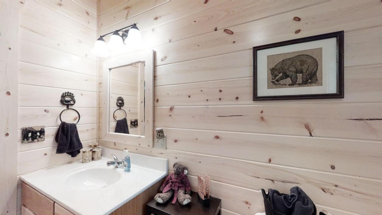 Cozy Bear Den Pigeon Forge