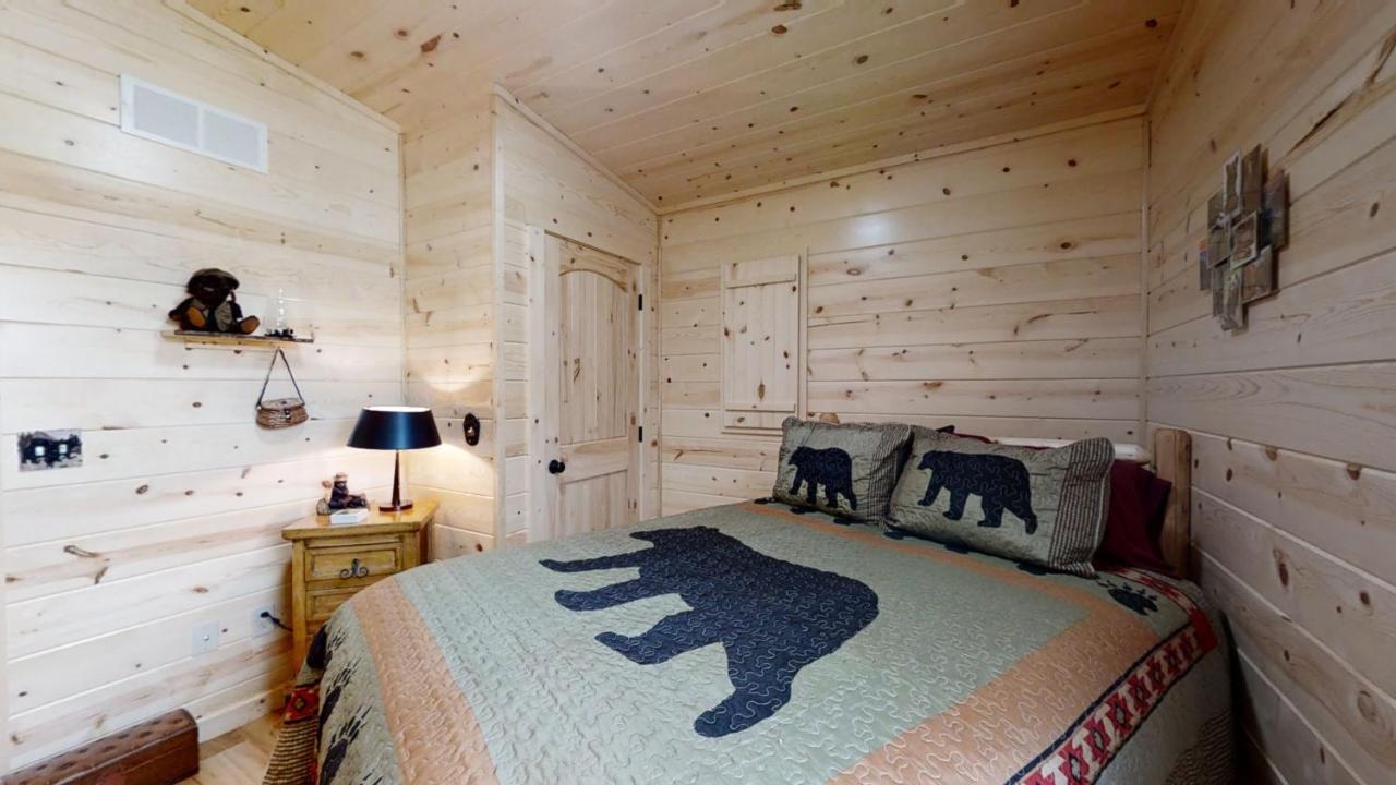 Cozy Bear Den Pigeon Forge