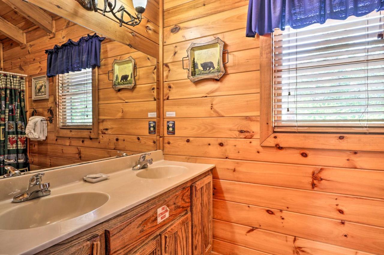 Holiday home Getaway With Covered Patio And Hot Tub!
