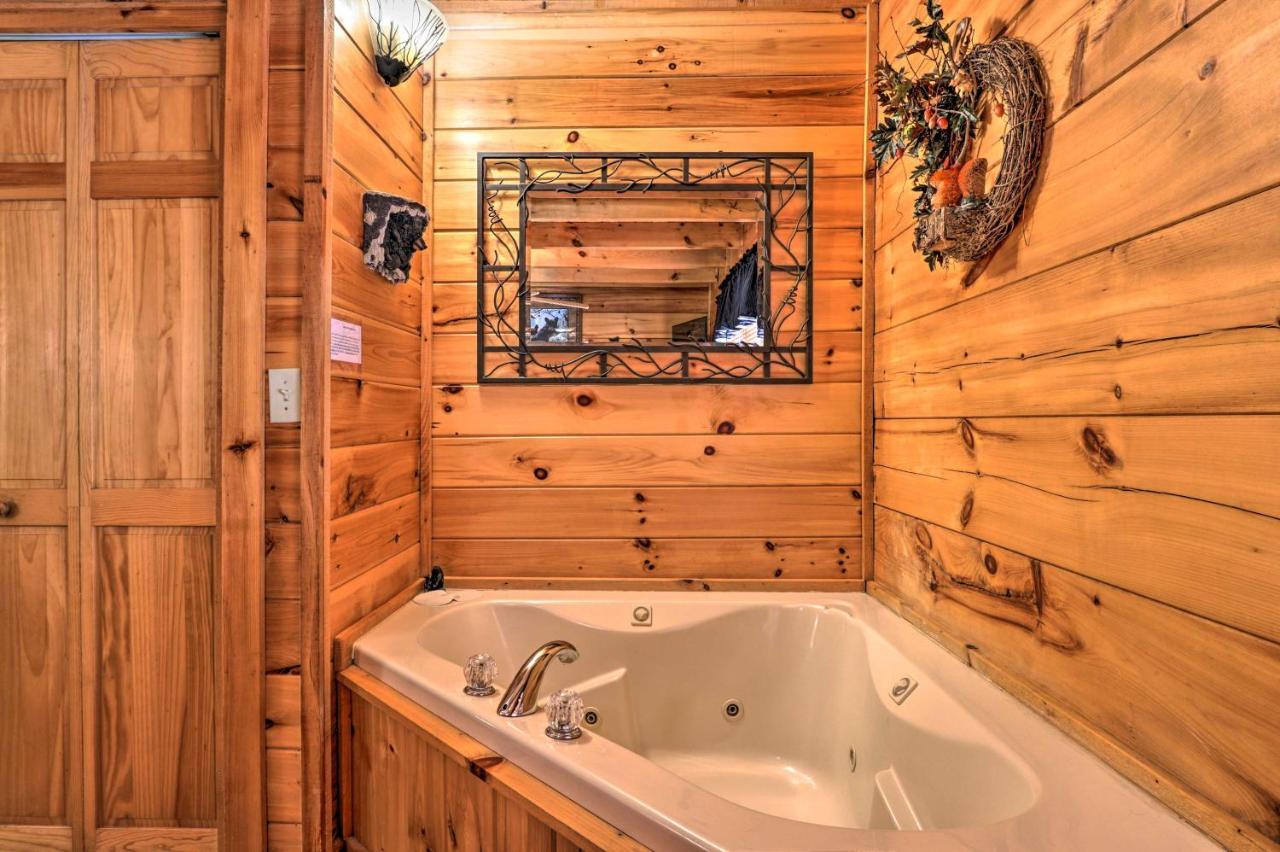 Getaway With Covered Patio And Hot Tub! * Pigeon Forge