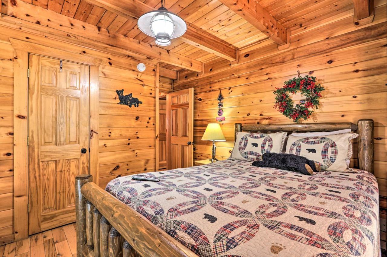 Holiday home Getaway With Covered Patio And Hot Tub!