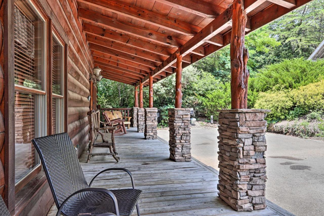 Getaway With Covered Patio And Hot Tub!