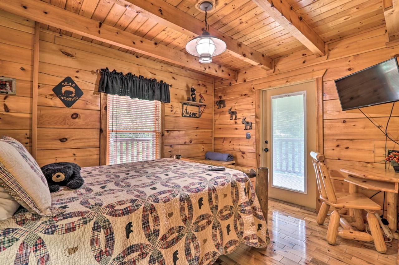 Holiday home Getaway With Covered Patio And Hot Tub!