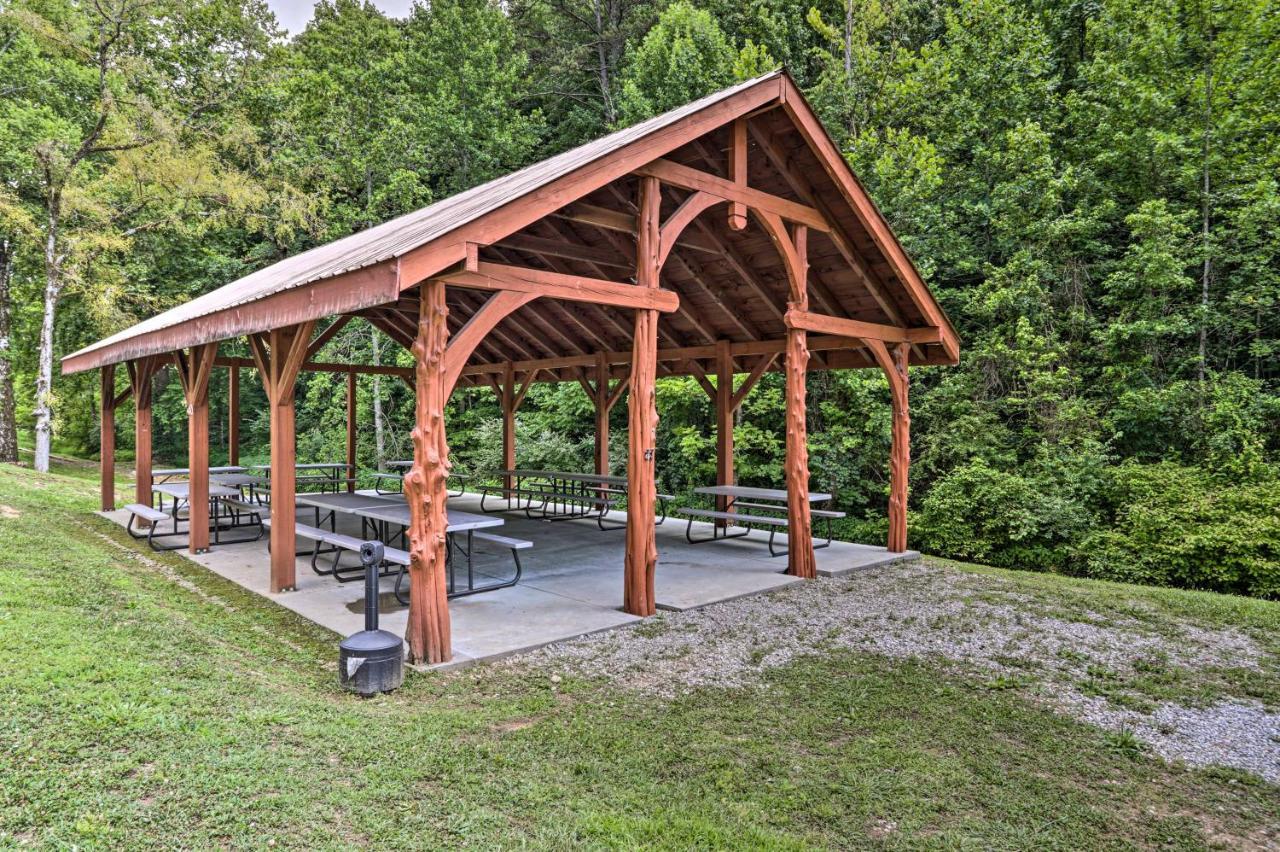 Holiday home Getaway With Covered Patio And Hot Tub!