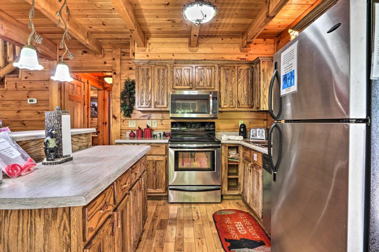 Holiday home Getaway With Covered Patio And Hot Tub!