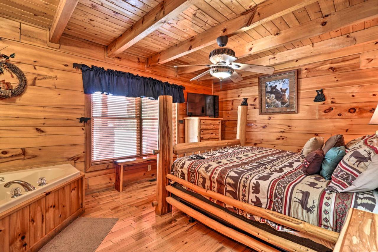Holiday home Getaway With Covered Patio And Hot Tub!