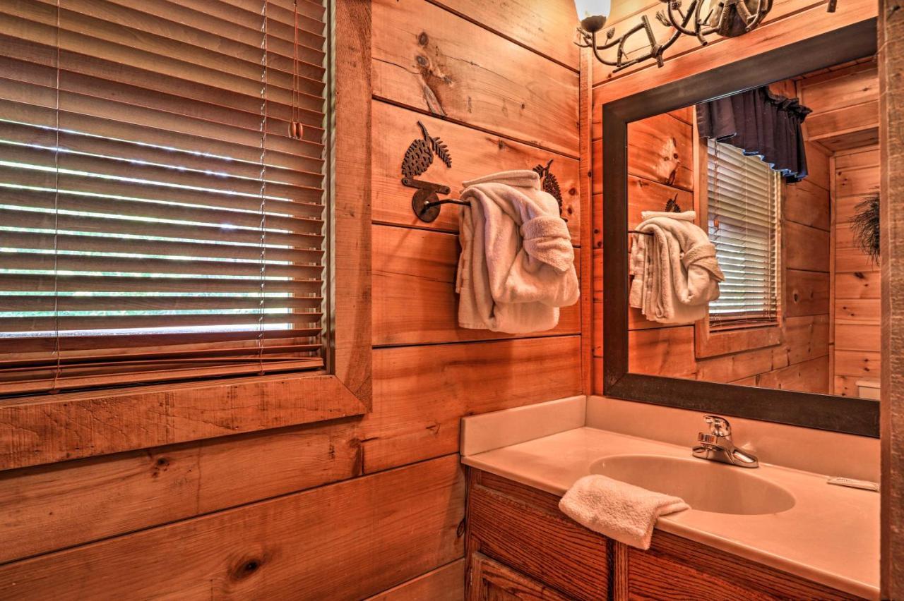 Getaway With Covered Patio And Hot Tub!