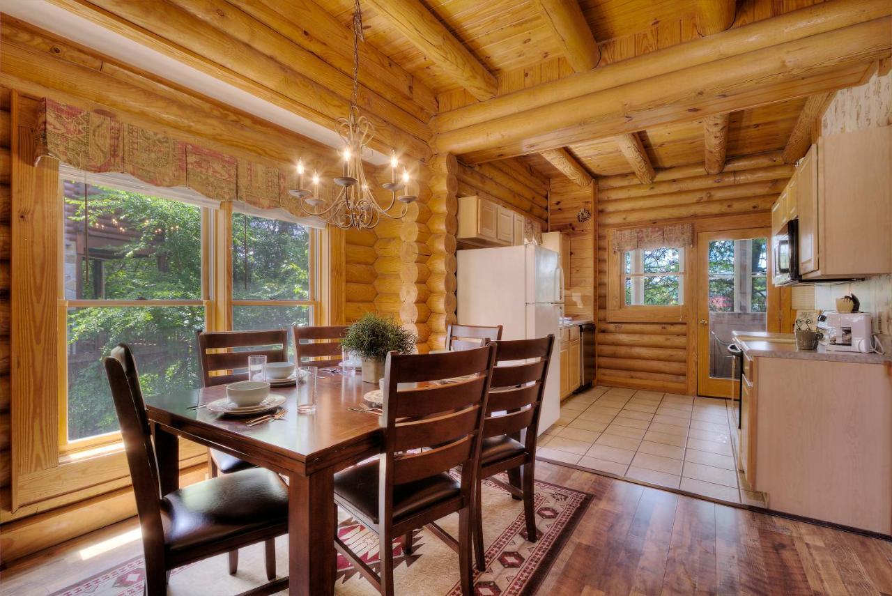 Great Wolf Cabin In Pigeon Forge! Holiday home Pigeon Forge