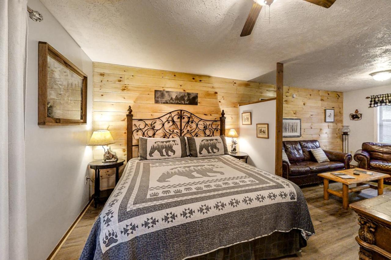 Bear Hugs Hotel Pigeon Forge