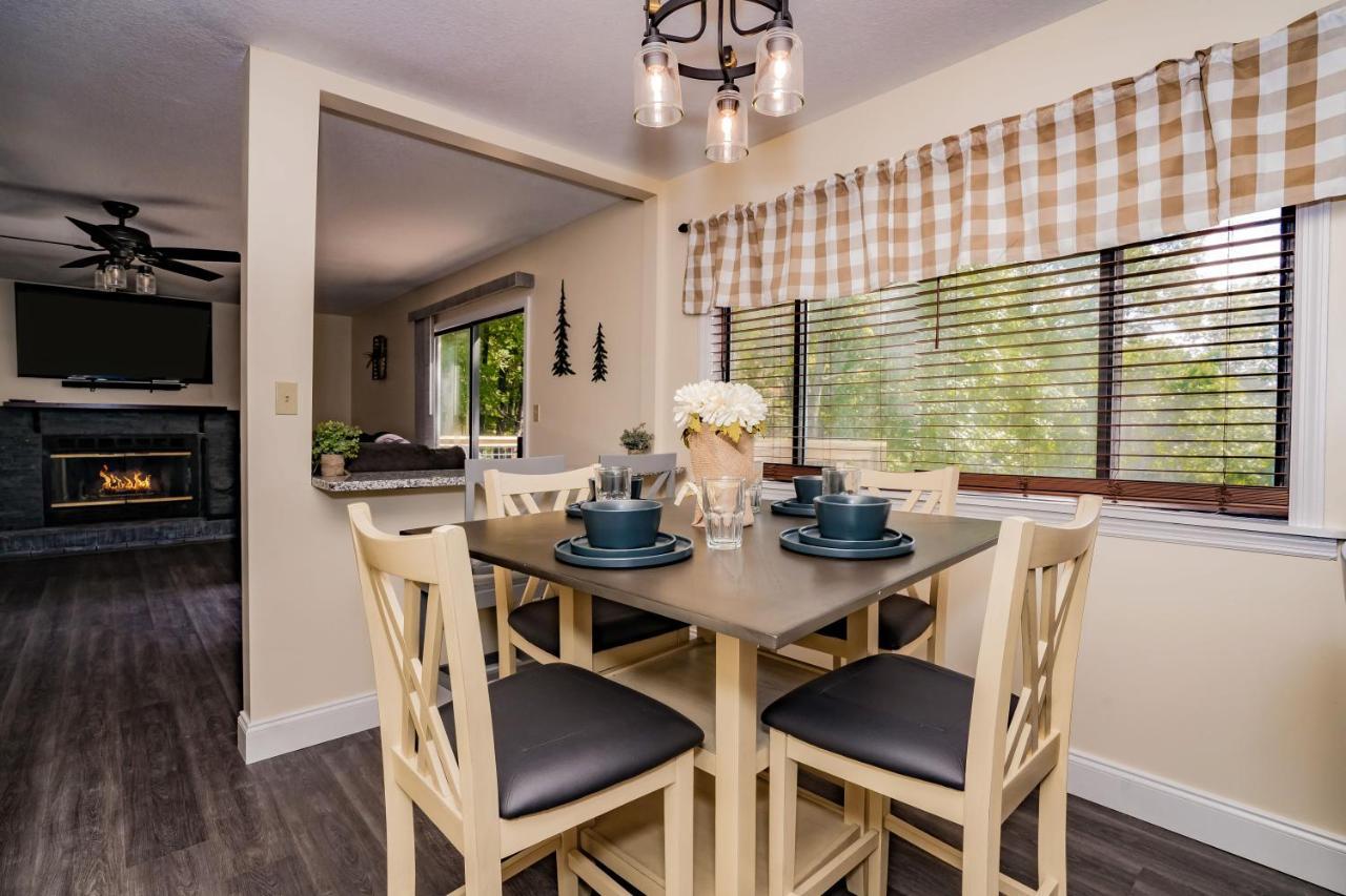 Escape, Hot Tub, Game Room, Wifi, 1089 Free Tickets Each Paid Day, Dollywood And Pigeon Forge