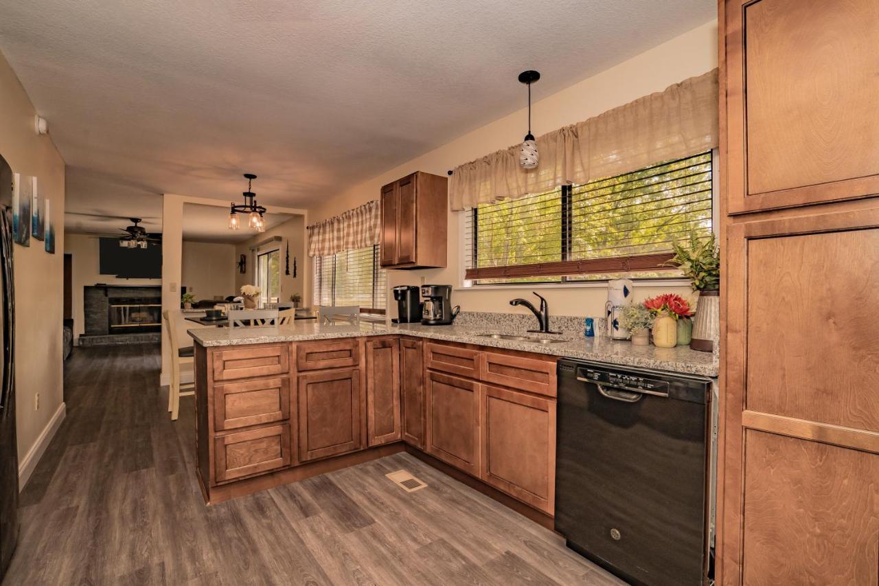 Chalet Escape, Hot Tub, Game Room, Wifi, 1089 Free Tickets Each Paid Day, Dollywood And