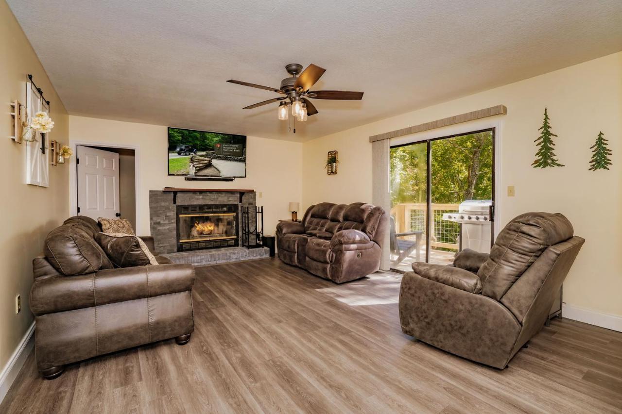 Chalet Escape, Hot Tub, Game Room, Wifi, 1089 Free Tickets Each Paid Day, Dollywood And