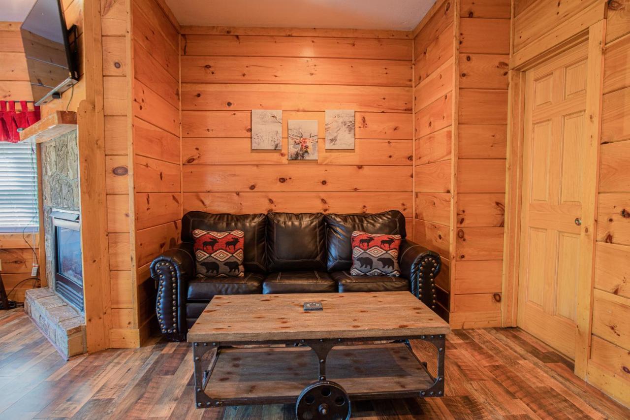 Holiday home Deer Tracks Retreat In Pigeon Forge!