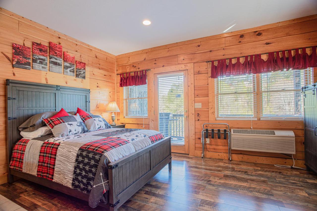 Deer Tracks Retreat In Pigeon Forge! Holiday home Pigeon Forge