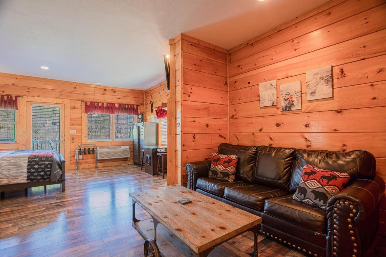 Deer Tracks Retreat In Pigeon Forge! Holiday home *
