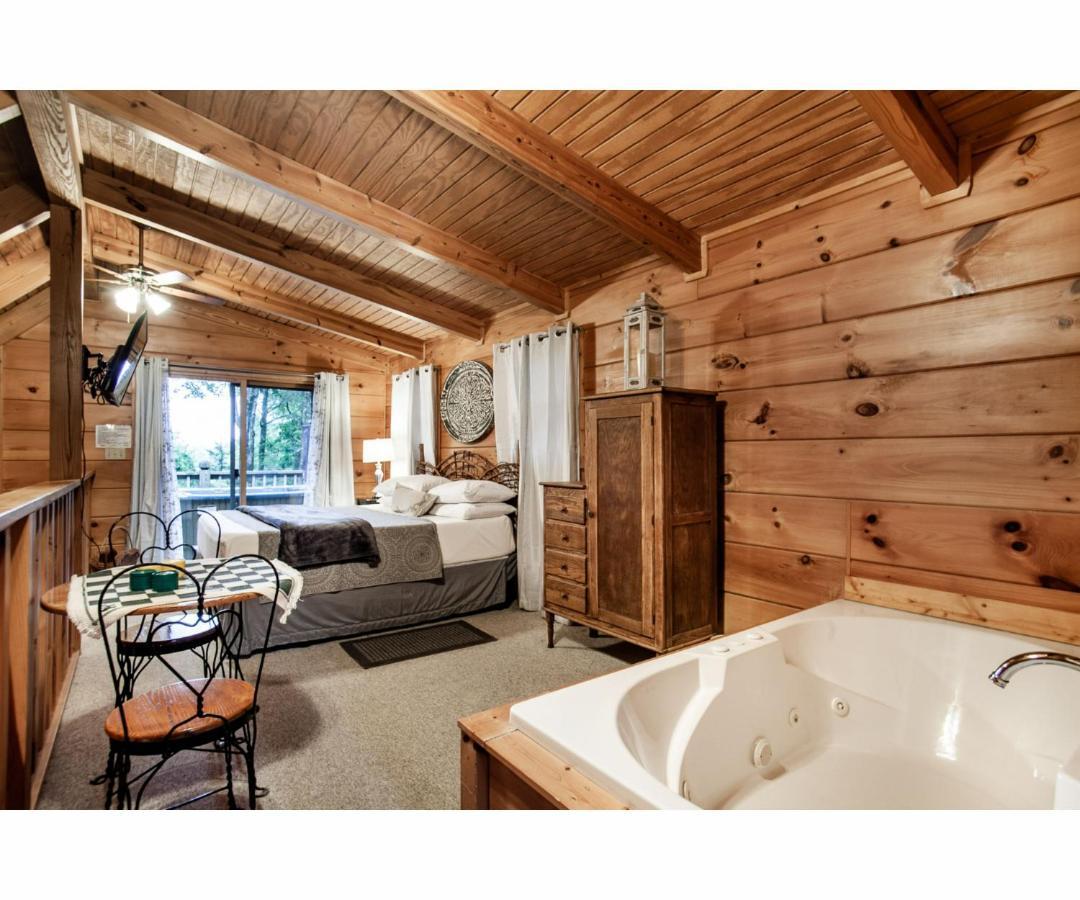 Sweet Dreams With Romantic, Hot Tub And Pool Table Pigeon Forge