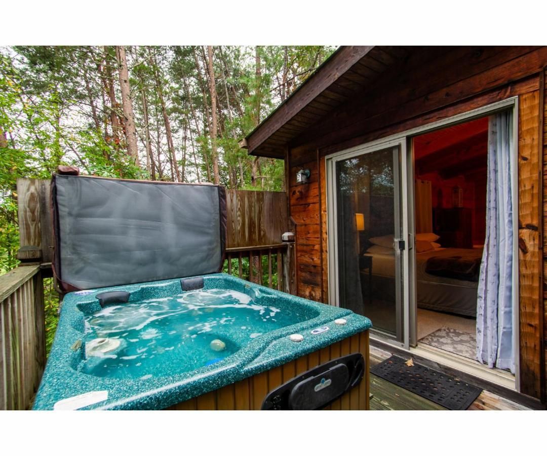 Sweet Dreams With Romantic, Hot Tub And Pool Table Pigeon Forge