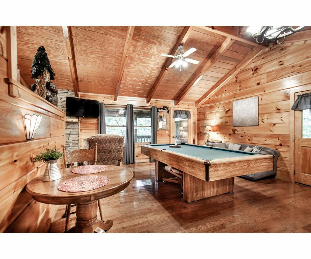 Peekaboo With Hot Tub, Pool Table, And Jacuzzi Pigeon Forge