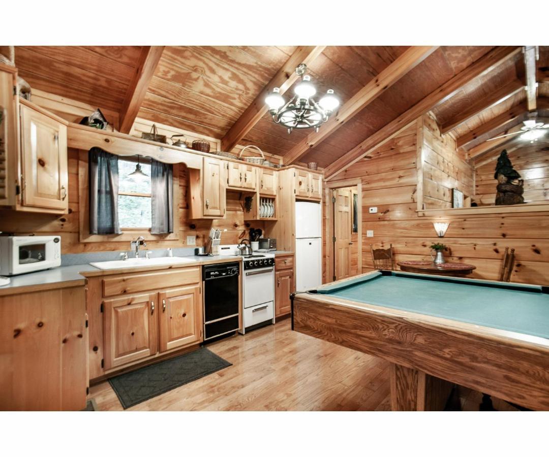 Holiday home Peekaboo With Hot Tub, Pool Table, And Jacuzzi Pigeon Forge