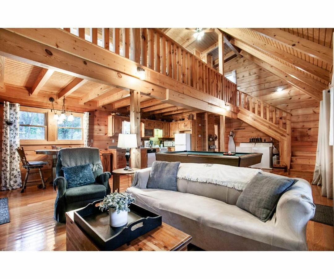 Sweet Dreams With Romantic, Hot Tub And Pool Table * Pigeon Forge