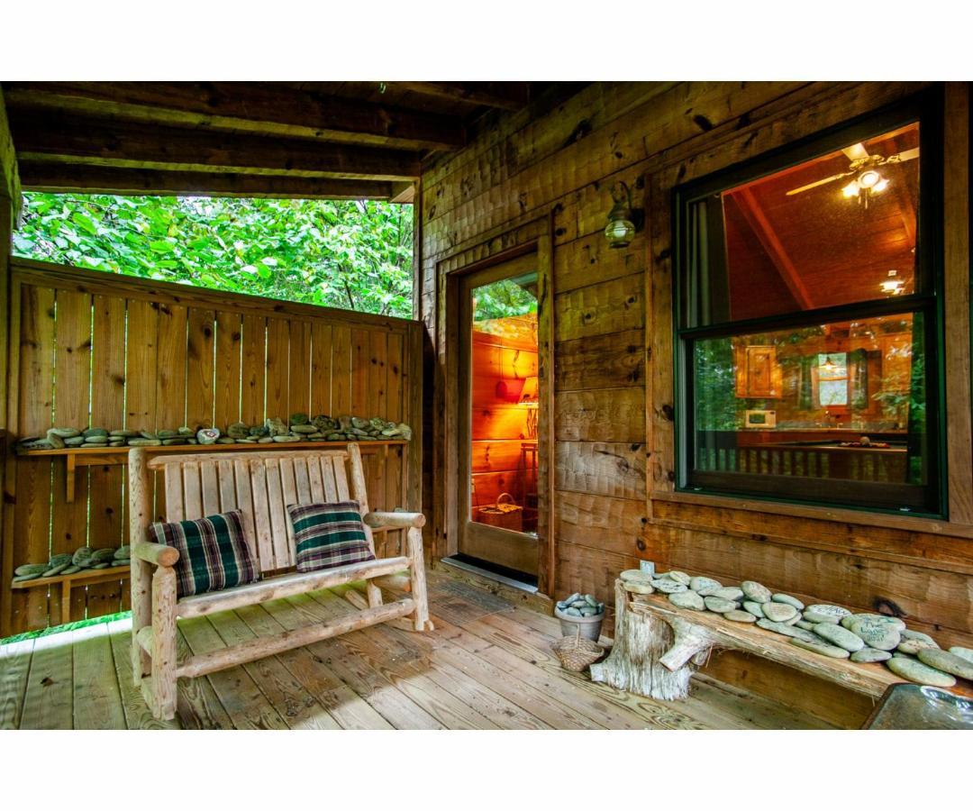 Peekaboo With Hot Tub, Pool Table, And Jacuzzi Holiday home Pigeon Forge